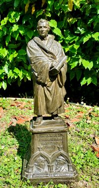 Martin &ndash; Luther &ndash; Spieluhr von 1883, Statuette des Reformators Martin Luther