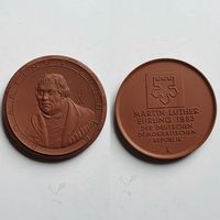 Porzellan Medaillen Meissen Martin Luther Ehrung 1983 der DDR nach Weigelt 7109 Ausf&uuml;hrung 1 67mm Auf. 3000 .